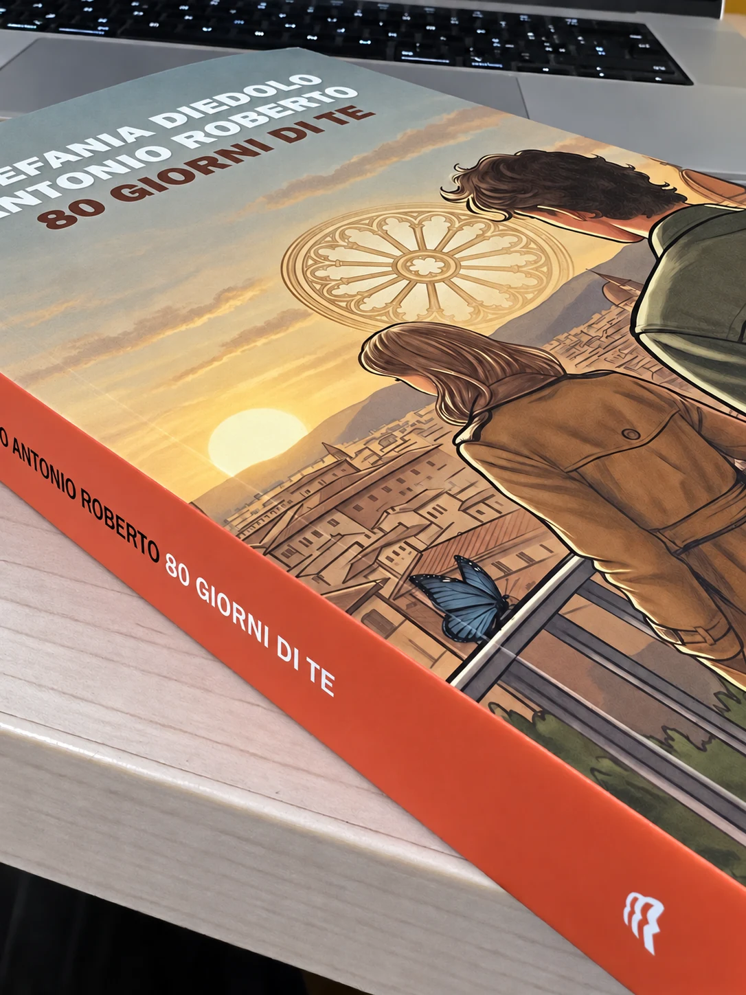 Il libro inclinato: illustrazione, titolo e dorso arancio in luce radente