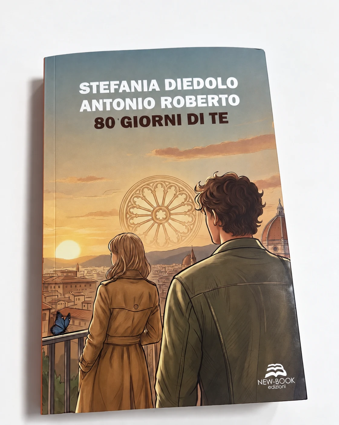 Il libro stampato 80 giorni di te appoggiato su un tavolo bianco