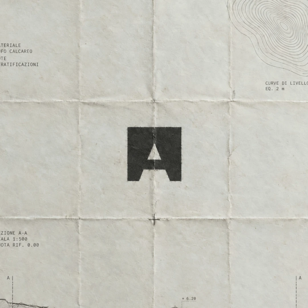 Tavola tecnica piegata con monogramma