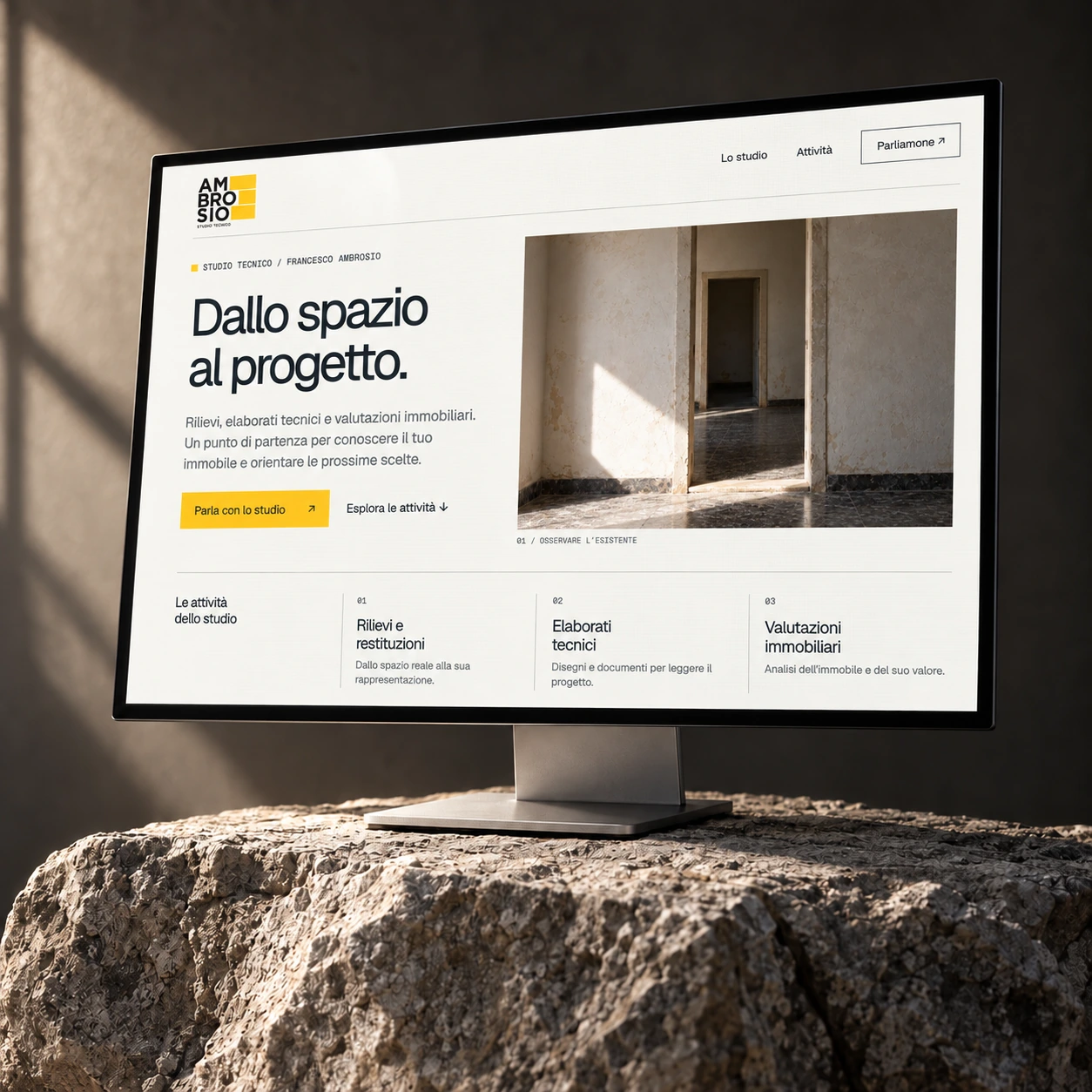 Concept del sito Ambrosio su un monitor in penombra appoggiato su roccia