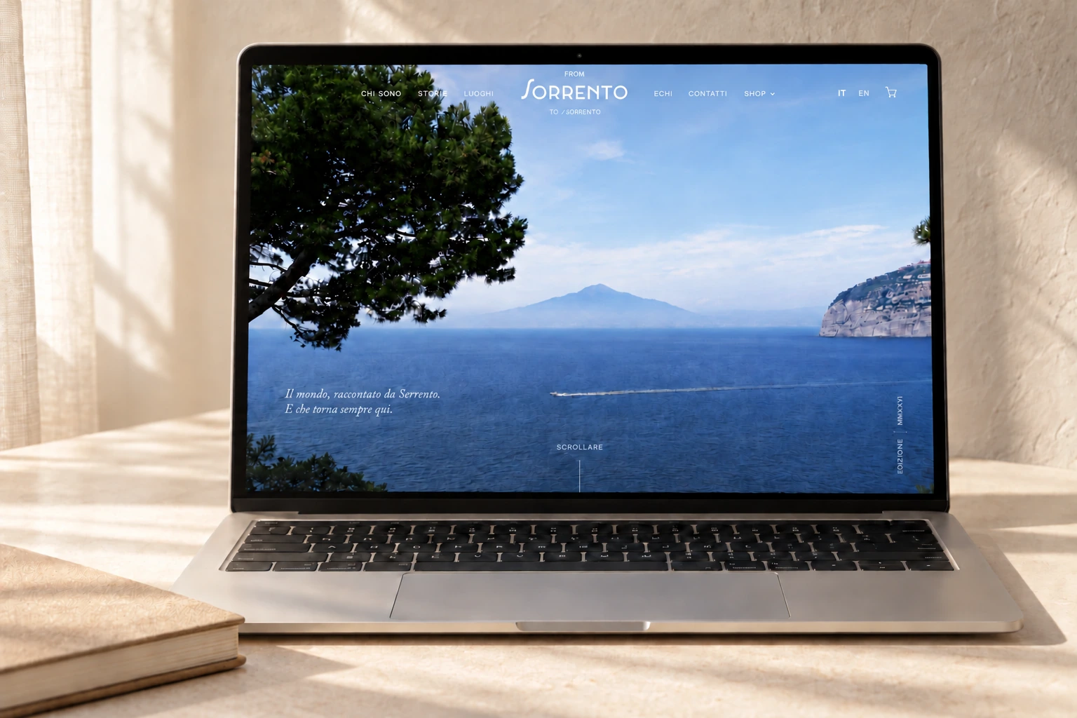 Home del sito FSTS su laptop in un ambiente editoriale