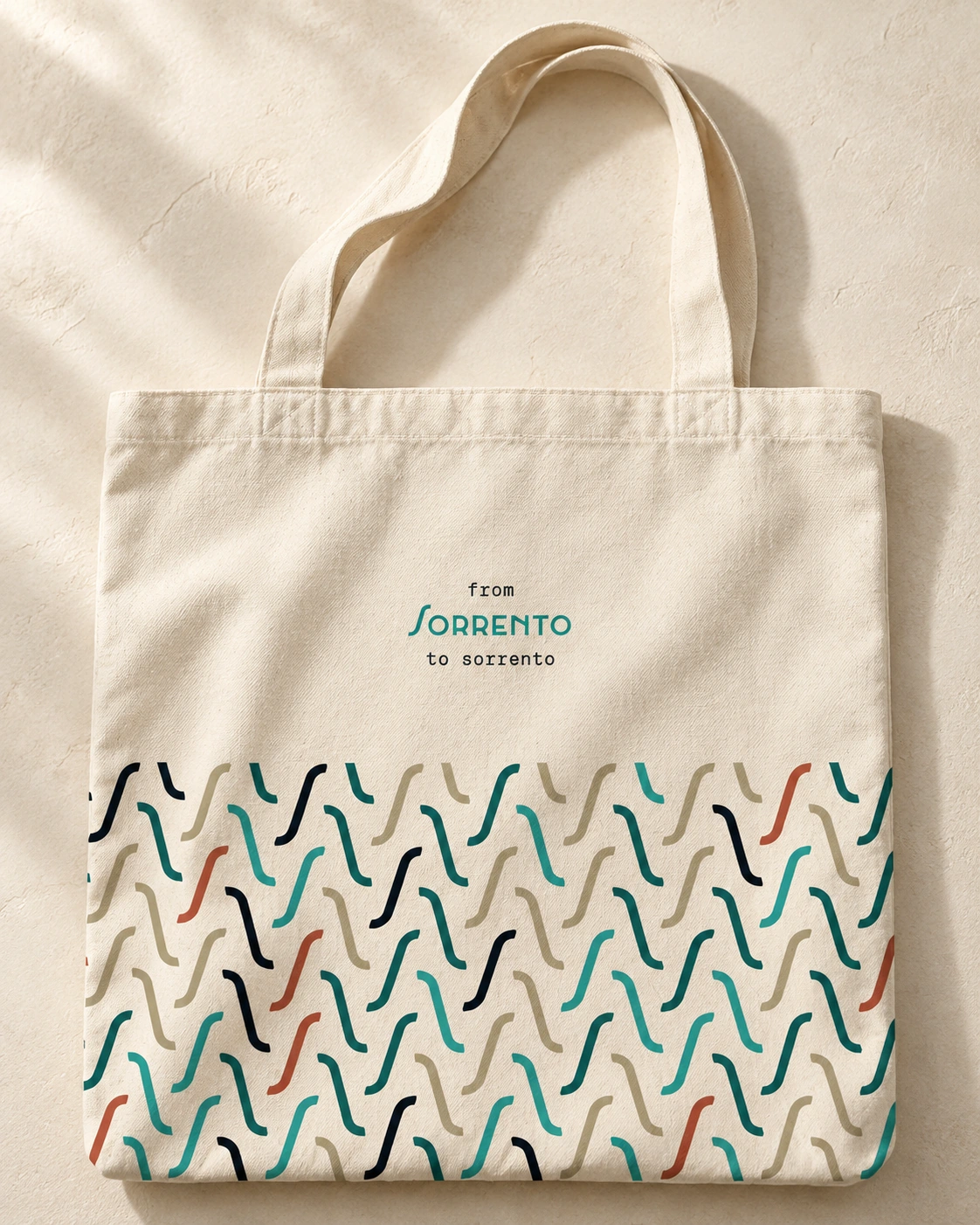 Tote in tela naturale con piccolo logotipo e fascia inferiore a pattern multicolore