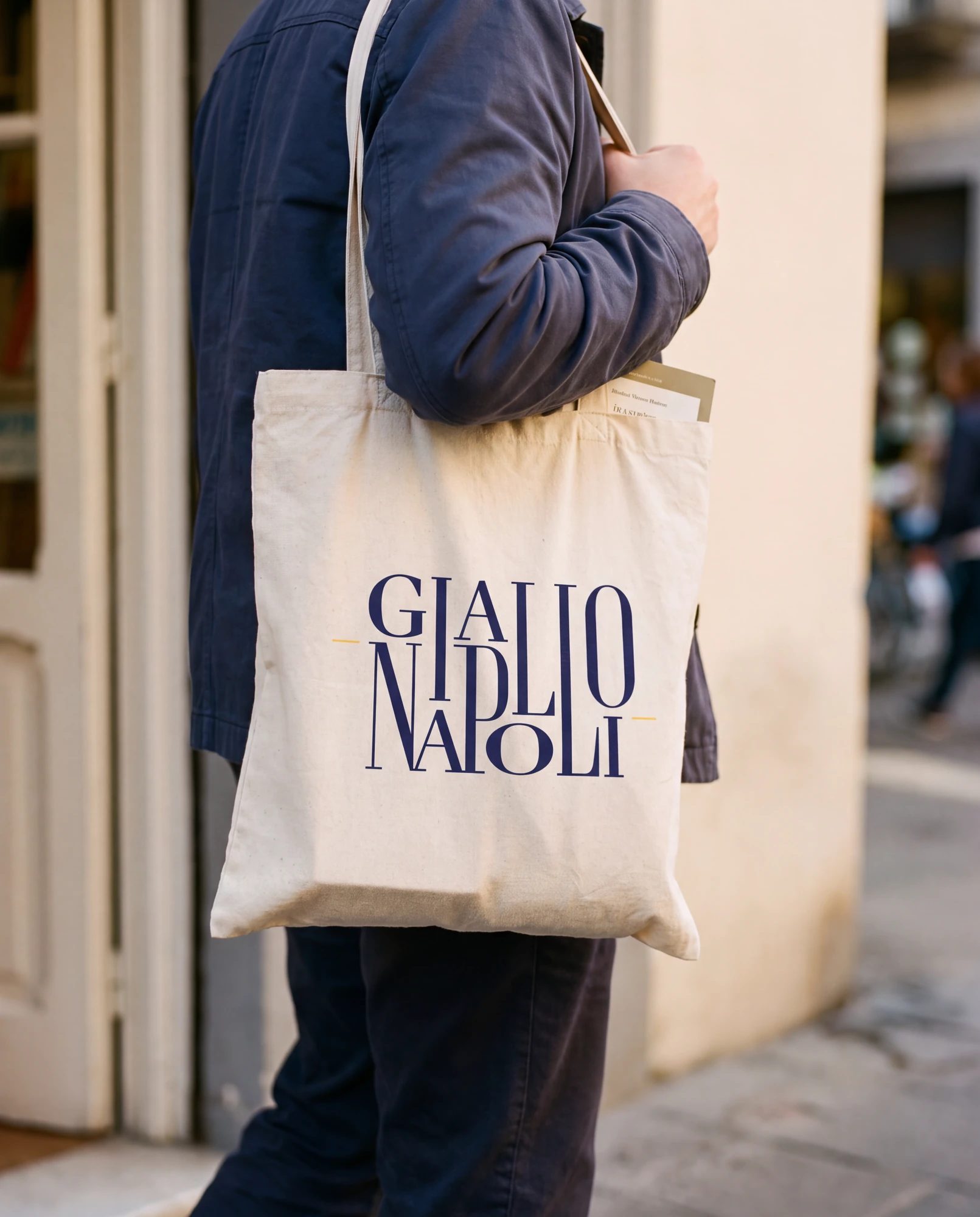 Applicazione del logotipo intrecciato su una bag in cotone naturale indossata