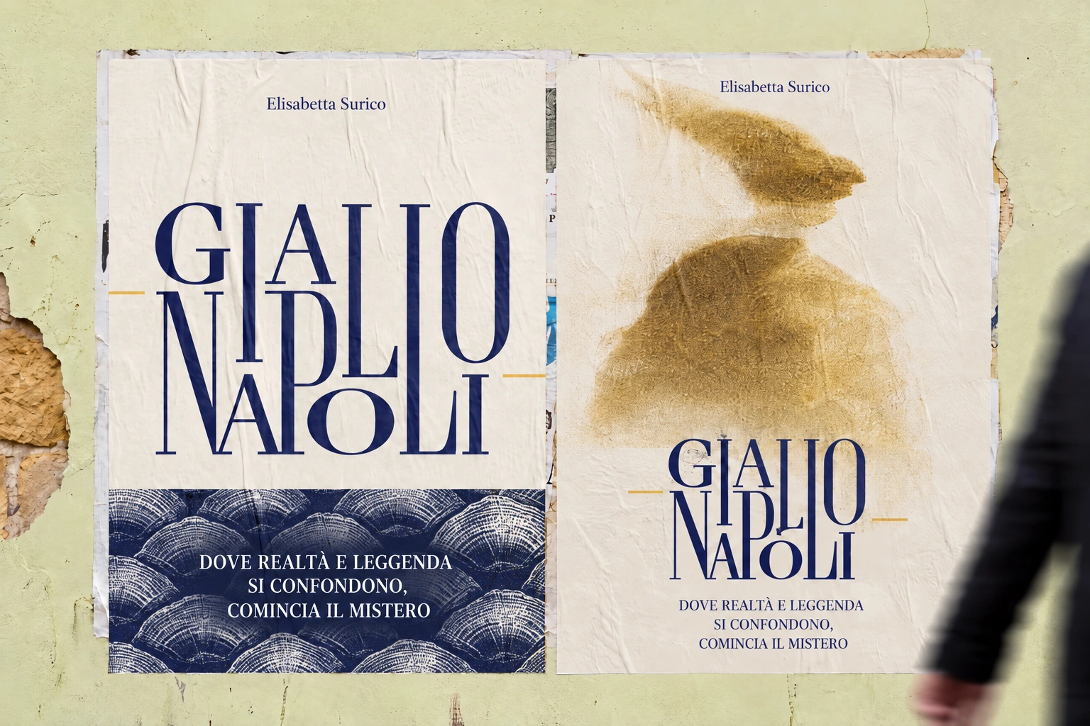 Manifesti di Giallo Napoli con logotipo intrecciato, squame, Pulcinella e la frase di copertina in bianco sul manifesto di sinistra