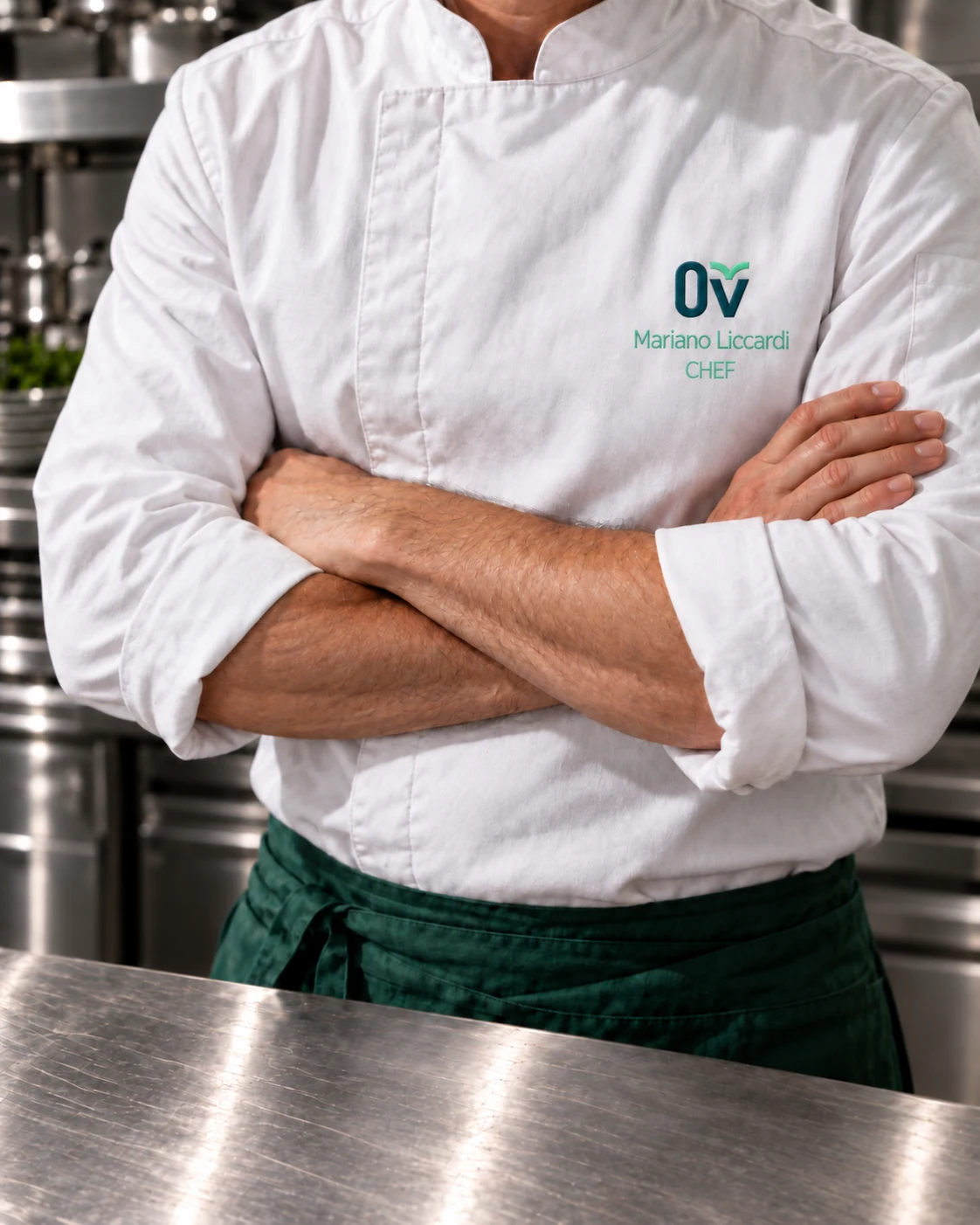 Applicazione del monogramma OV e del nome Mariano Liccardi sulla cassacca di uno chef